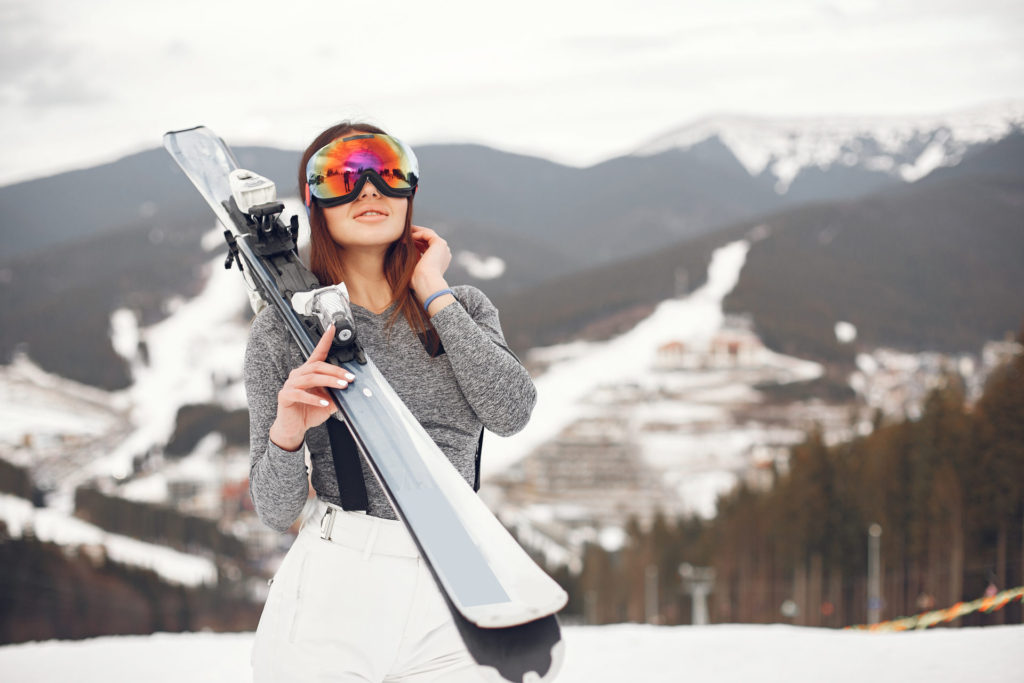 lyžovanie, lyžiarska vystroj, lyže, lyžiarske okuliare, lyžiarska prilba
